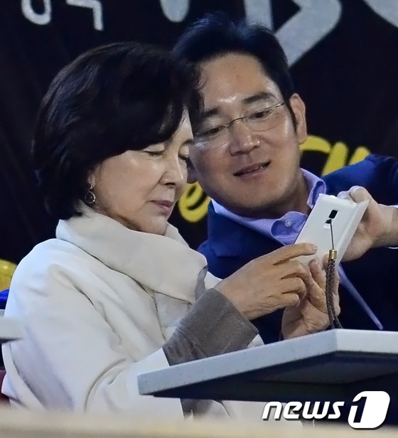 (서울=뉴스1) 손형주 기자 = 이재용 삼성전자 부회장과 홍라희 리움박물관 관장이 21일 오후 서울 잠실야구장에서 열린 \'2015 타이어뱅크 KBO 프로야구\' 두산 베어스와 삼 …