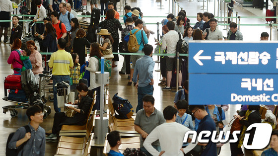 여행객으로 붐비는 인천공항