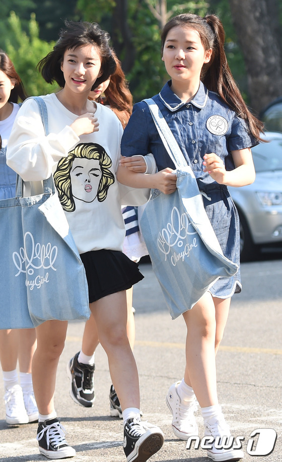 (서울=뉴스1스포츠) 권현진 기자 = 소녀들의 풋풋한 우정.오마이걸 비니, 승희(오른쪽)가 22일 오전 서울 여의도 KBS 신관 공개홀에서 열린 KBS 2TV '뮤직뱅크'(이하 뮤 …