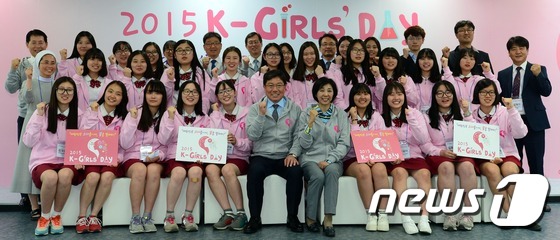 (아산=뉴스1) 장수영 기자 = 윤상직 산업통상자원부 장관이 22일 충남 아산시 광진기계에서 열린 K-Girls Day행사에서 복자여고 학생과 기념촬영을 하고 있다. 이날 열린 K …