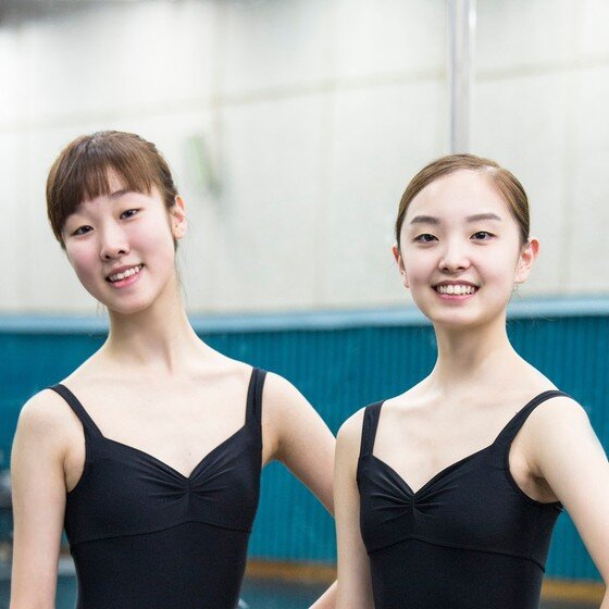 본문 이미지 - 모나코 왕립발레학교에 재학중인 고영서(좌), 남민지양 (사진제공 한국메세나협회)