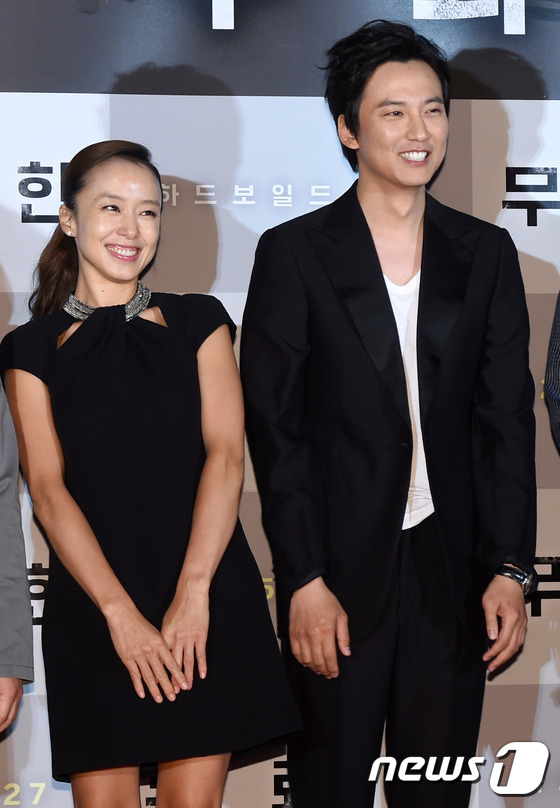 (서울=뉴스1스포츠) 권현진 기자 = '무뢰한' 많이 사랑해 주세요.배우 전도연, 김남길(오른쪽)이 22일 오후 서울 왕십리CGV에서 열린 영화 '무뢰한'(감독 오승욱) VIP 시 …