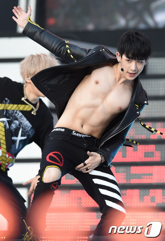 (서울=뉴스1스포츠) 권현진 기자 = 내가 바로 근육돌.몬스타엑스 원호가 23일 오후 서울 마포구 상암 월드컵경기장에서 열린‘ 사랑한다 대한민국 2015 드림콘서트'(이하 드림콘서 …