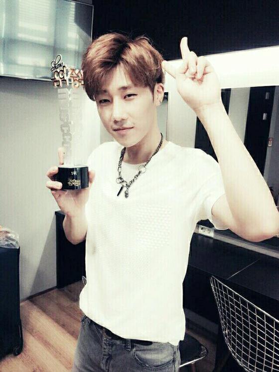 본문 이미지 - 김성규가 ´음악중심´ 1위 인증샷을 공개했다. ⓒ News1스포츠 / 김성규 트위터