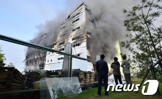 김포 제일모직 물류창고 대형 화재…30대 경비원 사망