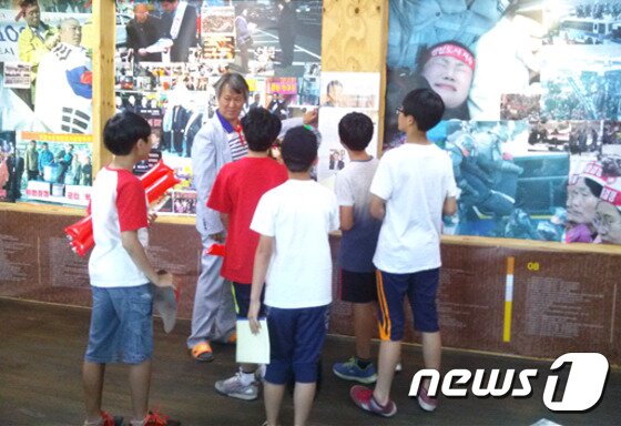 본문 이미지 - 인간성회복운동추진협의회가 운영하고 있는 세종시 사랑의 일기 연수원은 25일 오전 연수원 운동장에서 대한예수교 장로회 세종 온누리교회와 업무제휴를 위한 협약식을 가졌다. 사진은 학생들이 고진광 인추협 대표의 안내를 받으며 세종시 투쟁 기념관을 관람하고 있다. &#40;인추협 제공&#41; ⓒ News1