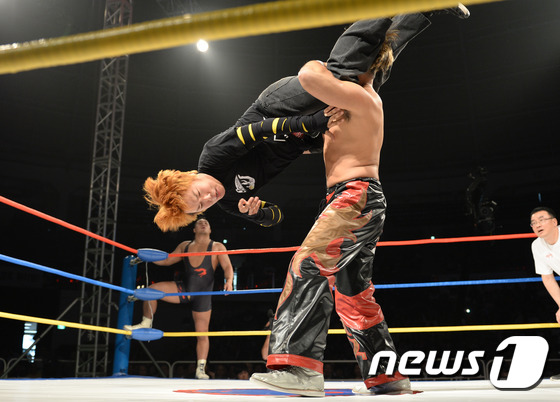 (서울=뉴스1) 허경 기자 = 25일 오후 서울 중구 장충체육관에서 열린 ‘이왕표 은퇴 기념 포에버 챔피언’ 국제프로레슬링대회에서 한국 김민호, 조경호와 일본 마루후지 나오미치, …