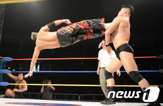 (서울=뉴스1) 허경 기자 = 25일 오후 서울 중구 장충체육관에서 열린 ‘이왕표 은퇴 기념 포에버 챔피언’ 국제프로레슬링대회에서 한국 김민호, 조경호와 일본 마루후지 나오미치, …