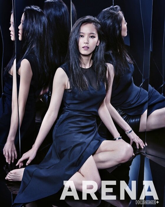 본문 이미지 - 배우 강한나가 매혹미 넘치는 거울 화보를 공개했다.ⓒ News1스포츠/ 아레나