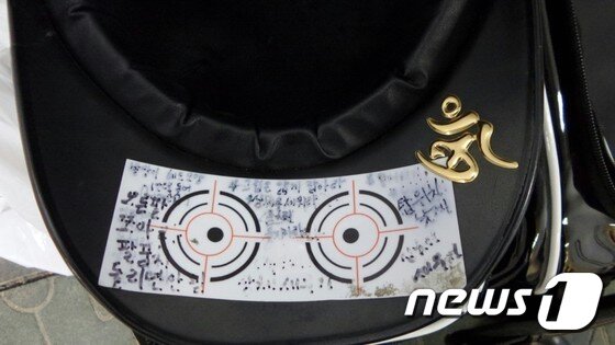 본문 이미지 - 손아섭이 절실함이 엿보이는 헬멧 안. 손아섭은 "좋았을 때의 느낌을 잊지 않기 위해 항상 적어 놓는다"고 했다. ⓒ News1