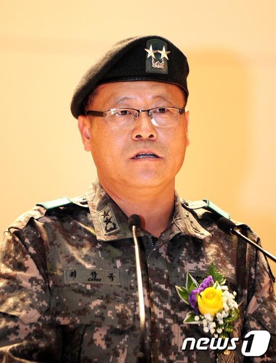 (완주=뉴스1) 김대웅 기자 = 전북 완주군 여성예비군 소대 창설식(육군 35사단)이 열린 27일 오후 전북 완주군청 문예회관에서 최창규 35사단장 축사를 하고 있다.선발된 여성예 …