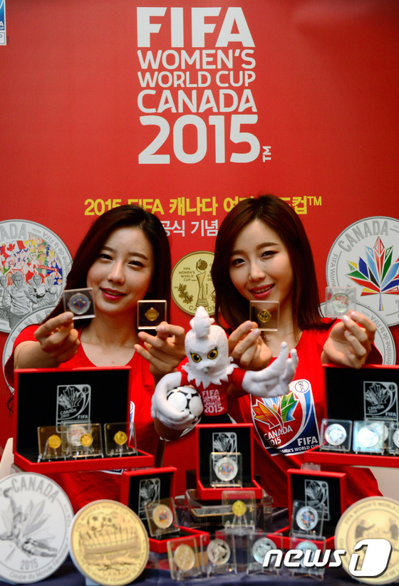 (서울=뉴스1) 박정호 기자 = 28일 오전 서울 중구 정동 캐나다대사관에서 모델들이 2015 FIFA 캐나다 여자월드컵 공식 기념주화를 선보이고 있다. 금ㆍ은화 4종 세트(각 금 …