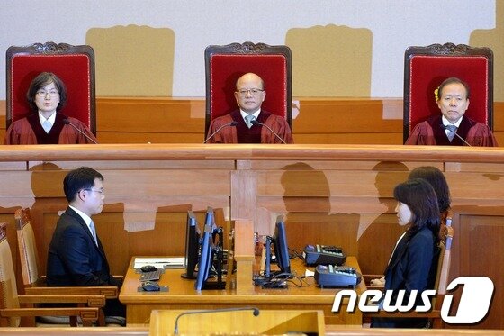 본문 이미지 - 박한철 헌법재판소장과 헌법재판관들이 28일 오후 서울 종로구 재동 헌법재판소 대심판정에 자리하고 있다. 헌재는 조합원 자격을 현직 교사로 제한한 교원노조법 제2조 등에 대한 위헌법률심판과 고용노동부의 시정명령 등에 대한 헌법소원 사건에서 이날 8 대 1 의견으로 합헌 결정을 내렸다. 2015.5.28/뉴스1 ⓒ News1
