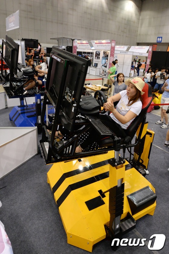 (고양=뉴스1) 정회성 기자 = 29일 경기 고양시 일산서구 대화동 킨텍스 전시장에서 열린 '굿게임쇼 코리아 2015'를 찾은 관람객이 체험형 게임을 즐기고 있다. 2015.5.2 …