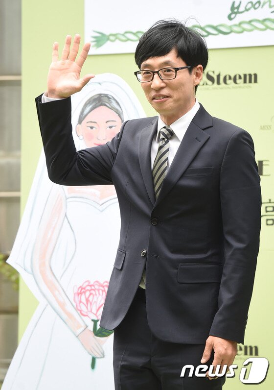 본문 이미지 - 유재석이 FNC 엔터테인먼트와 전속계약을 체결해 화제가 되고 있는 가운데 유재석의 과거 발언에 관심이 쏠리고 있다. ⓒ News1 스포츠 DB