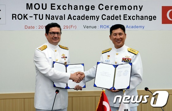 (창원=뉴스1) 조희연 기자 = 29일 경남 창원시 진해구 해군사관학교에서 김판규 중장과 터키 아드난 오즈발 교육사령관이 교환교육 MOU 양해각서를 교환한 뒤 악수를 하고 있다. …