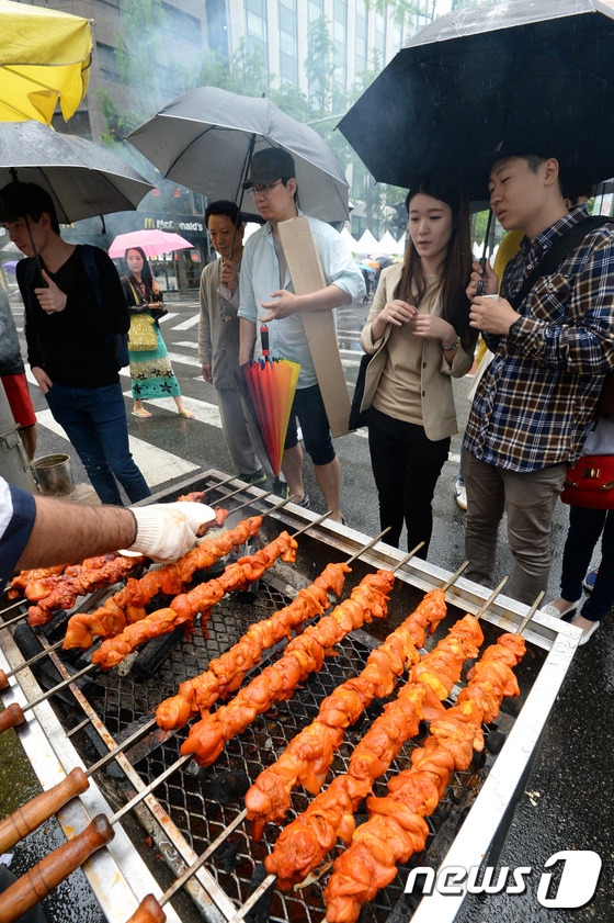 (서울=뉴스1) 신웅수 기자 = 3일 오후 서울 중구 서울광장에서 열린 지구촌 나눔 한마당에서 시민들이 각국 음식을 구매하기 위해 기다리고 있다. 2015.5.3/뉴스1