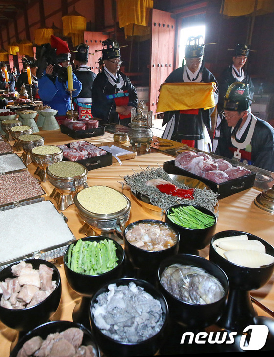 (서울=뉴스1) 신웅수 기자 = 3일 오후 서울 종로구 종묘 정전에서 열린 종묘대제 봉행식에서 관계자들이 제향을 하고 있다.종묘대제는 조선 왕조 역대 왕과 왕비의 신위를 모시고 지 …