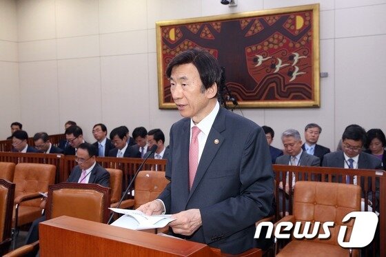 윤병세 외교부 장관이 4일 서울 여의도 국회에서 열린 외교통일위원회 전체회의에 출석해 업무보고를 하고 있다. 2015.5.4/뉴스1 © News1 한재호 기자