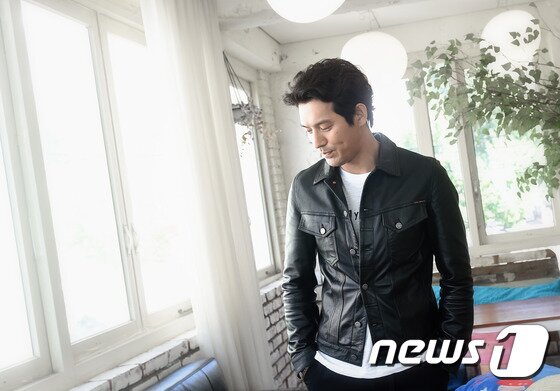 본문 이미지 - 배우 오지호가 최근 서울 종로구 삼청동의 한 카페에서 진행된 인터뷰에서 결혼 후 달라진 점에 대해 털어놨다. ⓒ News1 스포츠 / 권현진 기자