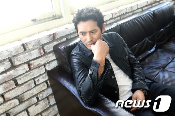 본문 이미지 - 배우 오지호가 최근 서울 종로구 삼청동의 한 카페에서 진행된 인터뷰에서 지금 아내와의 연애 당시를 떠올렸다. ⓒ News1 스포츠 / 권현진 기자
