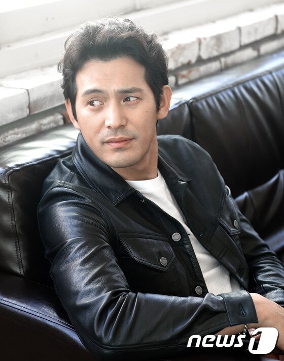 본문 이미지 - 배우 오지호가 최근 서울 종로구 삼청동의 한 카페에서 진행된 인터뷰에서 영화 '연애의 맛'으로 관객들과 만나게 된 소감을 전했다. ⓒ News1 스포츠 / 권현진 기자
