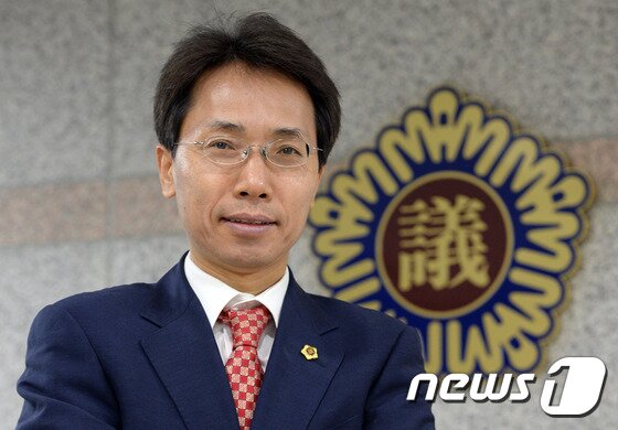 본문 이미지 - 김광수 서울시의회 의원이 6일 오전 서울 중구 서울시의회 의원회관에서 뉴스1과 인터뷰를 하고 있다. 2015.5.6/뉴스1 2015.05.06/뉴스1 ⓒ News1 신웅수 기자