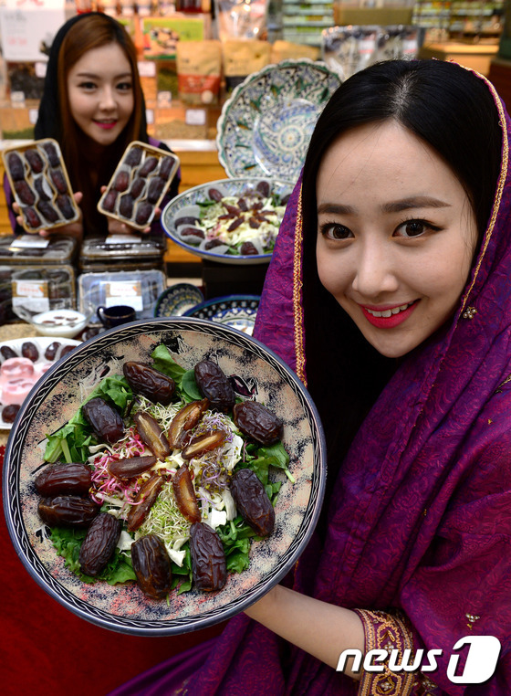 (서울=뉴스1) 박정호 기자 = 6일 오전 서울 영등포 홈플러스에서 모델들이 사하라의 빵이라 불리는 '건대추야자'를 소개하고 있다. 겉모양은 대추와 비슷하고 쫀득한 식감은 곶감과 …