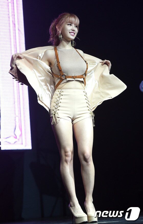 본문 이미지 - 전효성이 7일 오전 서울 마포구 서교동 예스 24MUV홀에서 첫 번째 미니앨범 "판타지아‘(FANTASIA) 쇼케이스를 열고 포즈를 취하고 있다. ⓒ News1스포츠 권현진 기자