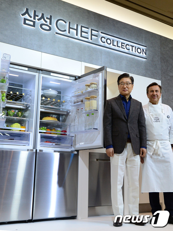 (서울=뉴스1) 민경석 기자 = 윤부근 삼성전자 소비자가전(CE) 부문 대표이사 사장이 공연연출가 박칼린 및 유명 셰프들과 7일 오전 서울 중구 신라호텔 영빈관에서 열린 \'201 …