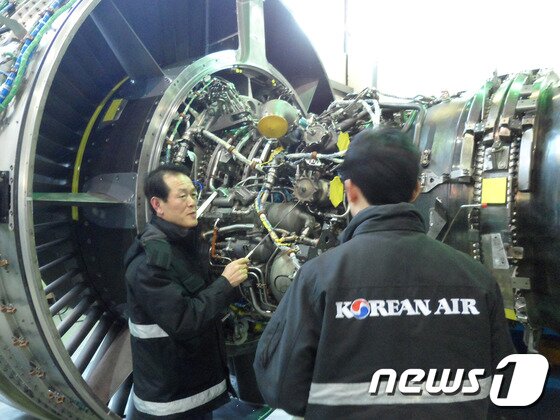 본문 이미지 - 후배에게 B777-300ER 정비에 대해 알려주는 김용기 명장ⓒ News1