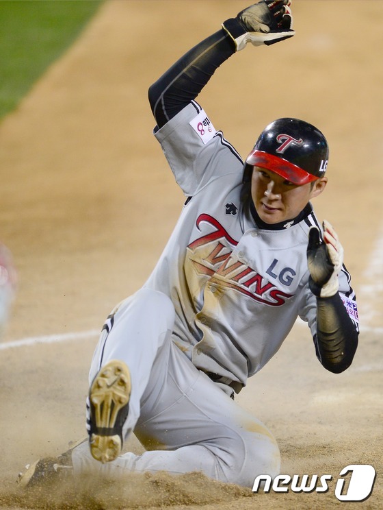 (서울=뉴스1) 양동욱 기자 = 7일 오후 서울 잠실야구장에서 열린 2015 KBO리그 두산베어스와 LG트윈스의 경기에서 연장 11회초 LG 오지환이 1사 만루 정성훈의 희생플라이 …