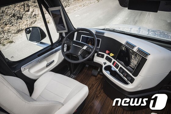 본문 이미지 - 다임러 계열의 미국 프레이트라이너가 개발한 세계 최초의 자율운행 트럭 '인스퍼레이션'의 내부 모습(사진=프레이트라이너 홈페이지) ⓒ News1