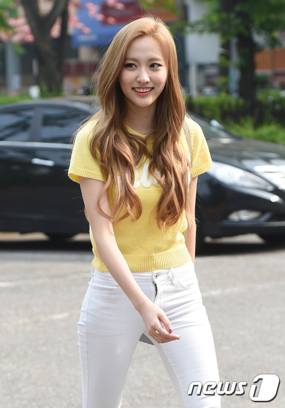 (서울=뉴스1스포츠) 권현진 기자 = 눈부신 인형 미모.베스티 해령이 8일 오전 서울 여의도 KBS 신관 공개홀에서 열린 KBS 2TV '뮤직뱅크'(이하 뮤뱅) 리허설에 참석하기 …