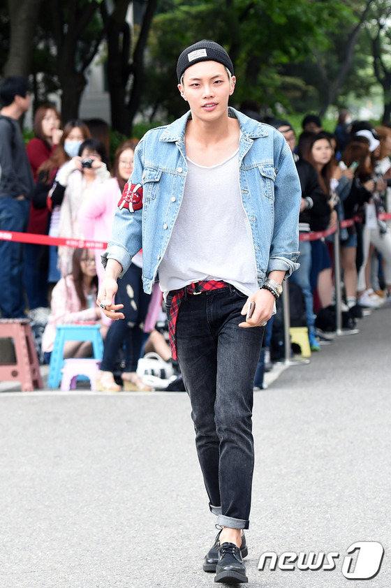 (서울=뉴스1스포츠) 권현진 기자 = 훈남 오빠 추가요~핫샷 준혁이 8일 오전 서울 여의도 KBS 신관 공개홀에서 열린 KBS 2TV '뮤직뱅크'(이하 뮤뱅) 리허설을 마친뒤 방송 …