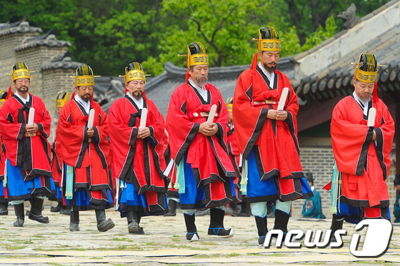 (서울=뉴스1) 이승배 기자 = 8일 오후 서울시 종로구 훈정동 종묘내 정전에서 열린 궁중문화축전 \'묘현례\' 재현행사가가 진행되고 있다.‘묘현례\'는 조선 시대 종묘에서 행해지 …