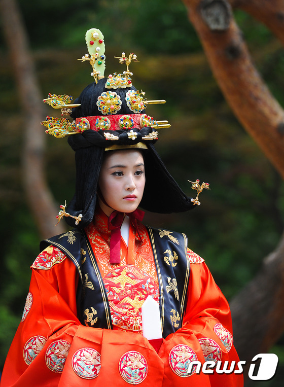 (서울=뉴스1) 이승배 기자 = 8일 오후 서울시 종로구 훈정동 종묘내 정전에서 열린 궁중문화축전 '묘현례' 재현행사가가 진행되고 있다.‘묘현례'는 조선 시대 종묘에서 행해지는 국 …