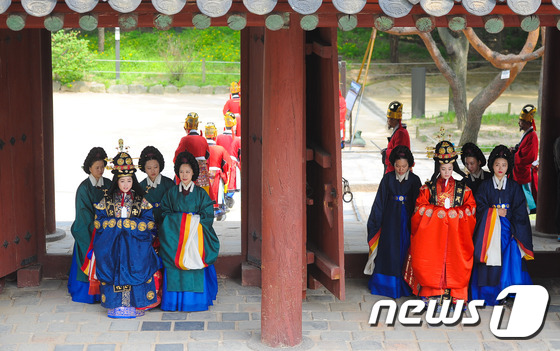 (서울=뉴스1) 이승배 기자 = 8일 오후 서울시 종로구 훈정동 종묘내 정전에서 열린 궁중문화축전 '묘현례' 재현행사가가 진행되고 있다.‘묘현례'는 조선 시대 종묘에서 행해지는 국 …