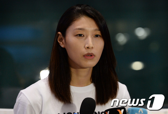 (인천공항=뉴스1) 신웅수 기자 = 터키 페네르바체 유니버셜에서 활동 중인 배구선수 김연경이 8일 오후 인천공항으로 입국해 인터뷰를 하고 있다.김연경은 2014-2015 터키리그 …