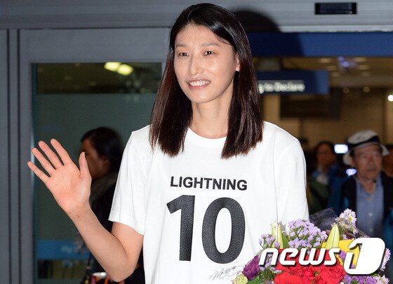 본문 이미지 - 터키 페네르바체 유니버셜에서 활동 중인 배구선수 김연경이 8일 오후 인천공항으로 입국하고 있다. 김연경은 2014-2015 터키리그 결선 라운드 최종전에서 21득점을 올리며 팀을 우승으로 이끌었다. 또한 김연경은 득점 부문 1위에 올라 득점상을 차지했고 베스트 스파이커상과 리그 최우수선수(MVP)에도 선정돼 3관왕을 차지했다. 2015.5.8/뉴스1 ⓒ News1 신웅수 기자