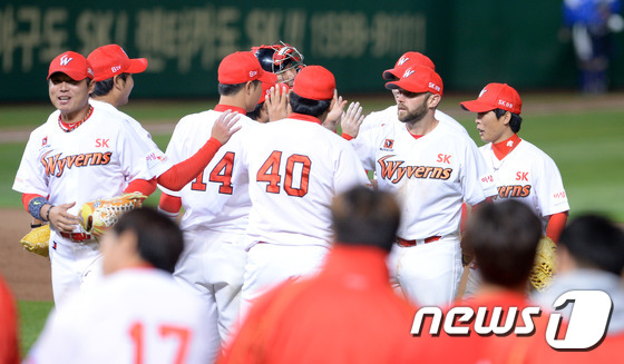 (인천=뉴스1) 이동원 기자 = 8일 오후 인천문학야구장에서 열린 2015프로야구 SK와이번스와 삼성라이온즈의 경기에서 3대0 승리를 거둔 SK선수들이 경기종료 후 자축하고 있다. …