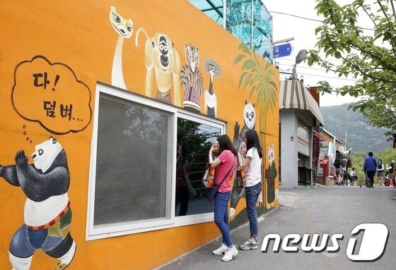 본문 이미지 - 전주 한옥마을 관광객들이 최근 즐겨 찾는 자만 벽화마을/뉴스1 DB