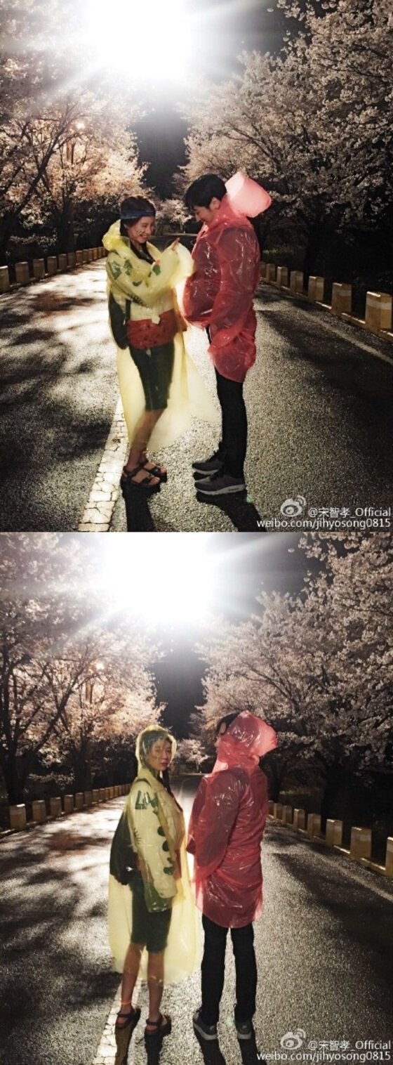 본문 이미지 - 변요한 송지효가 다정한 우비 커플룩을 선보였다. ⓒ News1스포츠 / 송지효 웨이보