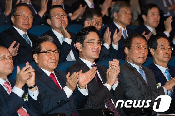 본문 이미지 - 이재용 삼성전자 부회장을 비롯한 내빈들이 1일 서울 중구 순화동 호암아트홀에서 열린 제25회 호암상 시상식에 참석해 박수치고 있다. 2015.6.1/뉴스1 ⓒ News1 유승관 기자