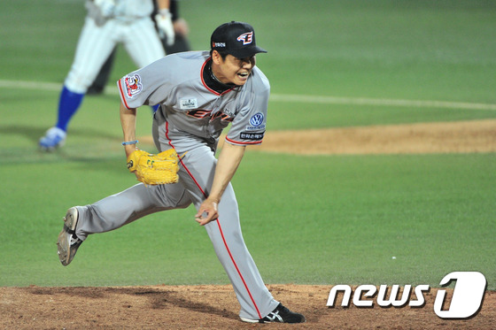 (대구=뉴스1) 최창호 기자 = 10일 오후 대구시민야구장에서 열린 \'2015 타이어뱅크 KBO 프로야구\' 삼성라이온즈와 한화이글스의 2차전 경기 6회말 2사 1.2루 상황에서 …