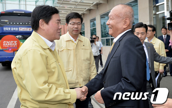 (평택=뉴스1) 이재명 기자 = 최경환 국무총리 직무대행이 11일 오후 경기도 평택성모병원에서 양진 이사장과 인사를 나누고 있다. 최경환 총리 대행은 이날 평택 서정리시장과 애로사 …