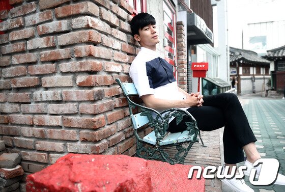 본문 이미지 - 배우 김무열이 최근 삼청동의 한 카페에서 진행된 뉴스1스포츠와의 인터뷰에서 어떤 배우가 되고 싶느냐는 질문에 "냉면처럼 가늘고 길게 가는 배우가 되고 싶다"고 말했다. ⓒ News1 스포츠 / 권현진 기자