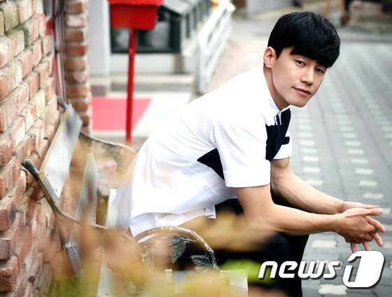 본문 이미지 - 배우 김무열이 최근 삼청동의 한 카페에서 진행된 뉴스1스포츠와의 인터뷰에서 전역 이후 성격 뿐만 아니라 연기에 대한 생각도 많이 바뀌었다고 고백했다. ⓒ News1 스포츠 / 권현진 기자