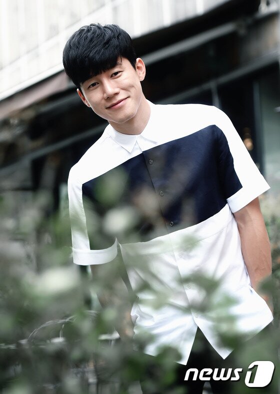 본문 이미지 - 배우 김무열이 최근 삼청동의 한 카페에서 진행된 뉴스1스포츠와의 인터뷰에서 영화 '연평해전'에서 윤영하 대위 역을 연기했던 당시를 떠올렸다. ⓒ News1 스포츠 / 권현진 기자