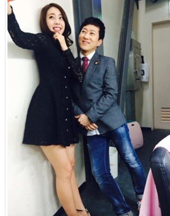 본문 이미지 - 페이커 미드아이가 화제인 가운데 롤여신으로 불리는 조은정 아나운서가 게임 해설가 김태형과 함께 찍은 사진이 새삼 주목받고 있다. ⓒ News1 스포츠 / 조은정 아나운서 SNS